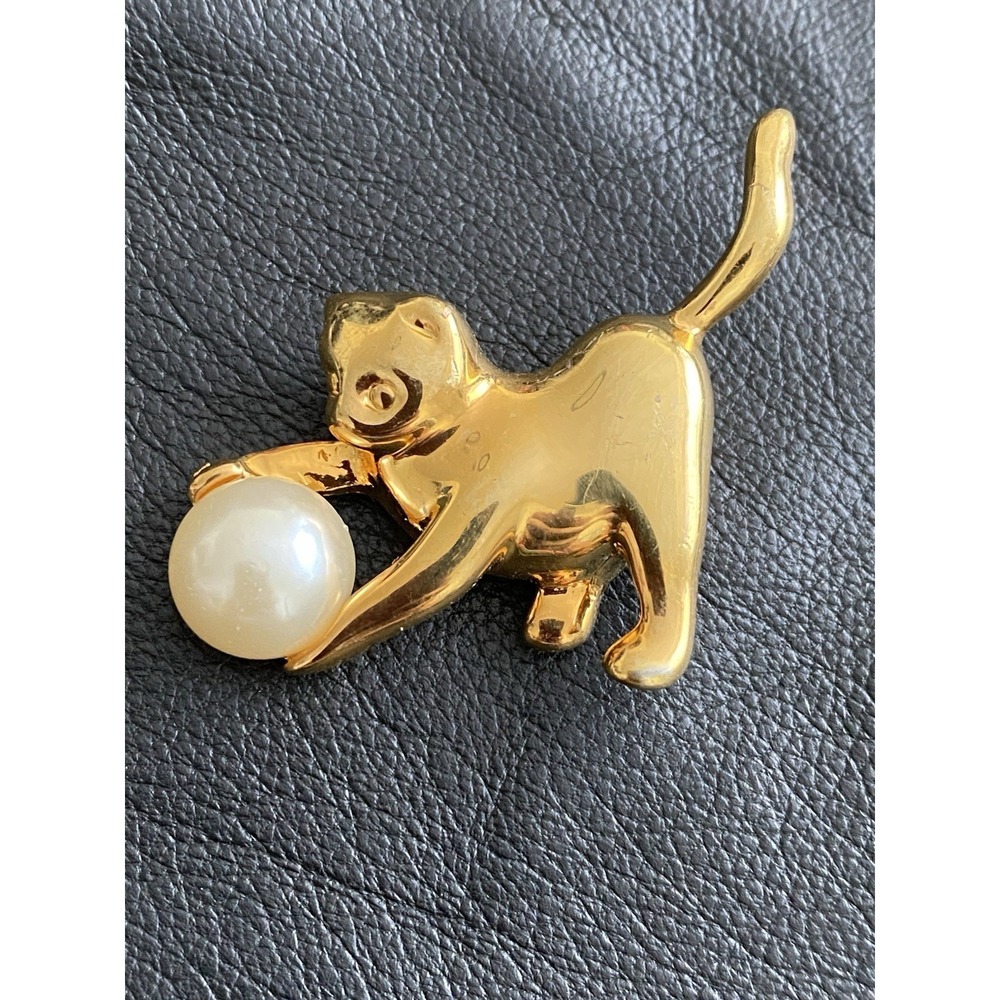 VNTG gold tone Playful Cat kitten brooch chasing faux pearl ball Animal Lover